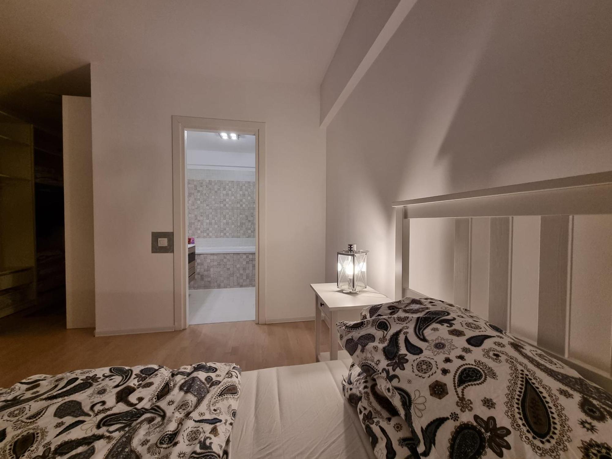 Park 5, 2 Bedroom * 布加勒斯特